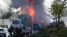 Sebuah bom meledakan bus yang berada Yerusalem, Israel, Senin (18/4). Kepolisian Israel menyakini ledakan yang melukai 16 orang itu adalah teror yang diciptakan untuk membuat warga takut. (REUTERS/Noam Revkin)