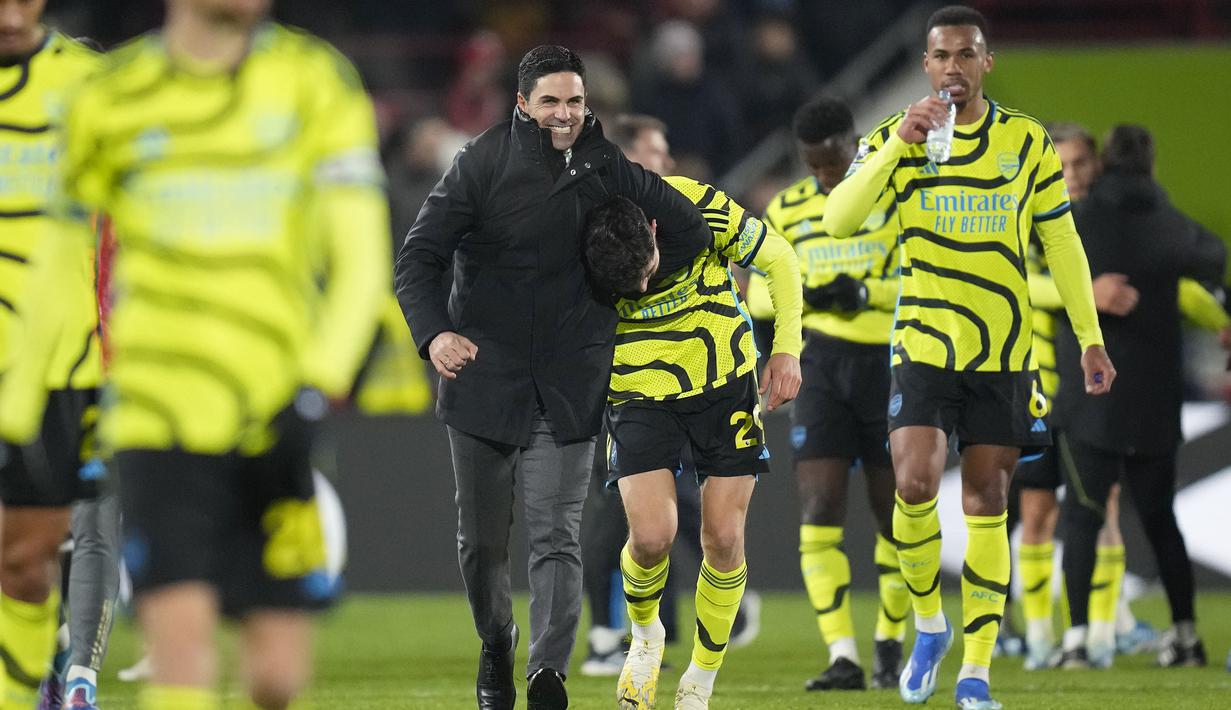 Pelatih Arsenal, Mikel Arteta merayakan kemenangan timnya bersama Kai Havertz setelah laga pekan ke-13 Liga Inggris 2023/2024 melawan Brentford di Gtech Community Stadium, London, Inggris, Minggu (26/11/2023) dini hari WIB. (AP Photo/Kirsty Wigglesworth)
