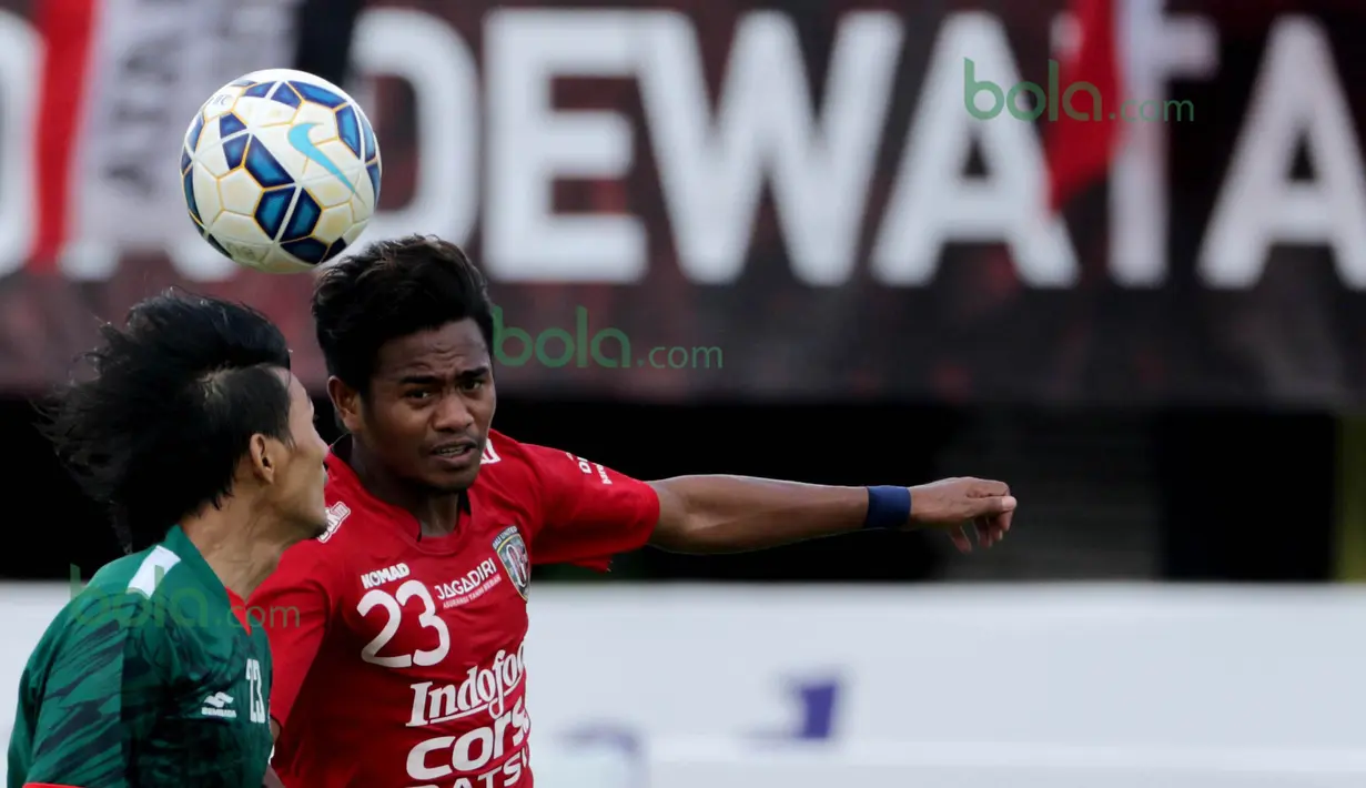 Aksi Ilham Udin gelandang Bali United (kanan) saat melawan PSS Sleman pada turnamen sepak bola Bali Island 2016 di Stadion Gelora Samudra, Kuta Bali, Selasa (23/2/2016). (Bola.com/Peksi Cahyo)