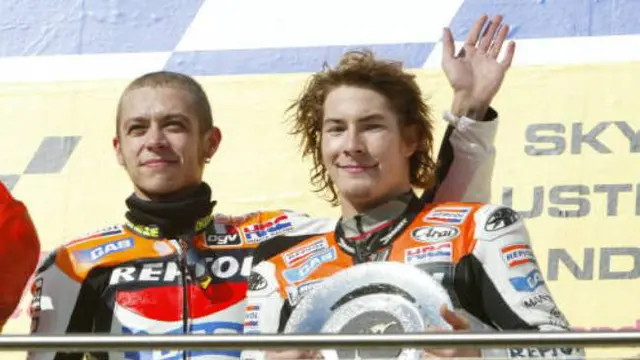 Nicky Hayden (kanan) dan Valentino Rossi.