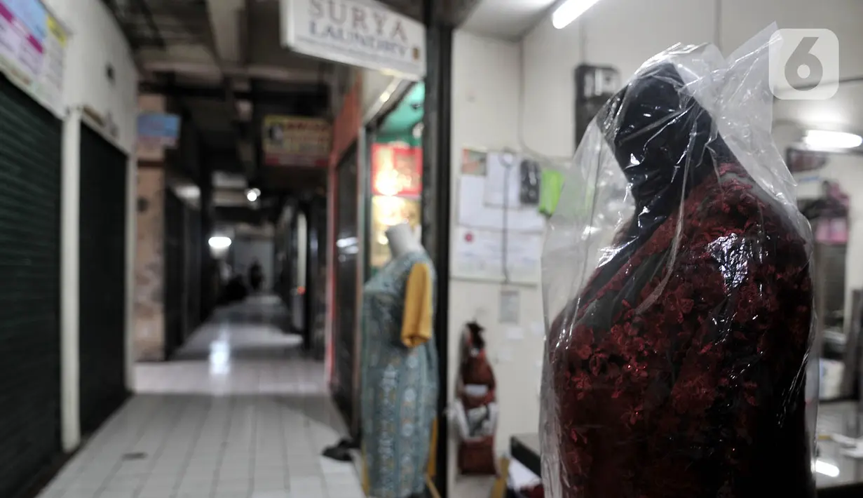 Aktivitas perdagangan saat pemberlakukan ganjil genap pasar tradisional di Jakarta, Senin (15/6/2020). PD Pasar Jaya mulai hari ini memberlakukan penerapan ganjil genap di pasar tradisional mengikuti kebijakan Pemprov DKI untuk mengurangi potensi penyebaran Covid-19. (merdeka.com/Iqbal S. Nugroho)