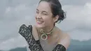 Sering tampil dengan gaya busana kasual, kekasih Rob Clinton ini tetap memukau dalam balutan busana vintage. Kali ini, Chelsea Islan tampil memesona dengan dress berwarna putih yang dipadukan dengan sarung tangan lace berwarna hitam.(Liputan6.com/IG/@chelseaislan)