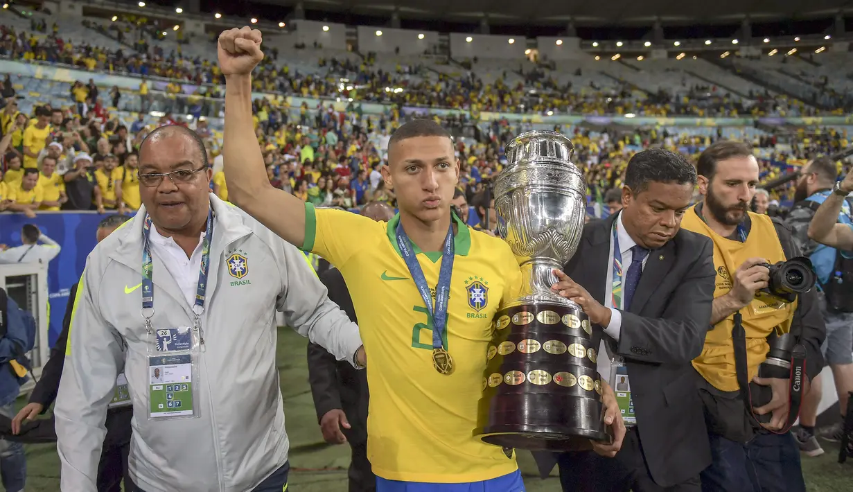 Richarlison. Striker Timnas Brasil yang telah 4 musim bermain di Inggris bersama Watford dan Everton ini belum sekalipun meraih gelar. Bersama Timnas Brasil ia justru telah meraih trofi Copa America 2019 lalu meski hanya tampil 3 laga dan mencetak 1 gol. (AFP/Carl De Souza)