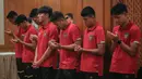 Sejumlah pemain Timnas Indonesia U-22 berdoa saat syukuran terkait sanksi ringan FIFA terhadap Indonesia dan kesempatan Timnas Indonesia U-22 tampil di SEA Games 2023 di Ruang Semeru, Hotel Sultan, Jakarta. (Bola.com/Bagaskara Lazuardi)