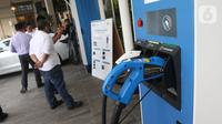 Alat pengisian daya listrik terlihat di Stasiun Pengisian Listrik Umum (SPLU) di PLN Gambir, Jakarta, Rabu (29/10/2019). Stasiun pengisian listrik tersebut tersebar di empat kota, yakni Tangerang, Bali Selatan, Jakarta, dan Bandung. (Liputan6.com/Angga Yuniar)