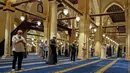 Umat Muslim melaksanakan salat tarawih dengan menerapkan jaga jarak selama bulan Ramadan di Masjid al-Azhar, Kairo, Minggu (17/5/2020). Bagi umat Islam di seluruh dunia menjalankan ibadah puasa tahun ini di tengah pembatasan akibat corona Covid-19 adalah yang pertama kalinya. (Samer ABDALLAH/AFP)