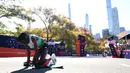 Pelari Kenya, Hellen Obiri memenangkan nomor women's elite dalam ajang New York Marathon 2025 pada Minggu (02/11/2025) waktu setempat. (AFP/Getty Images/Ishika Samant)