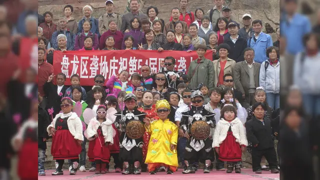 Para penampil di Kingdom of the Little People bersama turis di China (Wikimedia Commons)