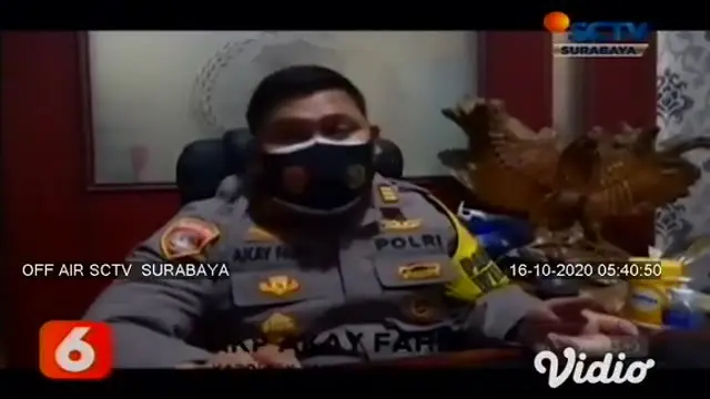 Sebuah tas dievakuasi oleh Tim Gegana di Kantor Kelurahan Pacar Kembang di Jalan Bronggalan II, Tambaksari. Tas berwarna merah tersebut diduga berisi barang mencurigakan.