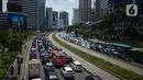 Kepadatan arus lalu lintas di Jalan Sudirman-Thamrin pada jam makan siang, Jakarta, Kamis (15/12/2022). Pemerintah berencana untuk mengucurkan insentif kendaraan listrik di Indonesia, insentif mobil listrik sebesar Rp 80 juta dan motor listrik Rp 8 juta. (merdeka.com/Imam Buhori)