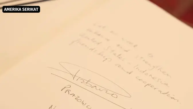 Saat melakukan kunjungan ke AS tampak Prabowo Subianto menulis sebuah pesan dengan tulisan tangannya, apa isinya? (Dok. Prabowo Subianto).