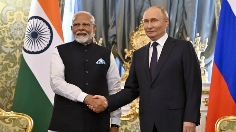 Perdana Menteri India Narendra Modi dan Presiden Rusia Vladimir Putin saat keduanya bertemu pada Selasa (9/7/2024) di Moskow.