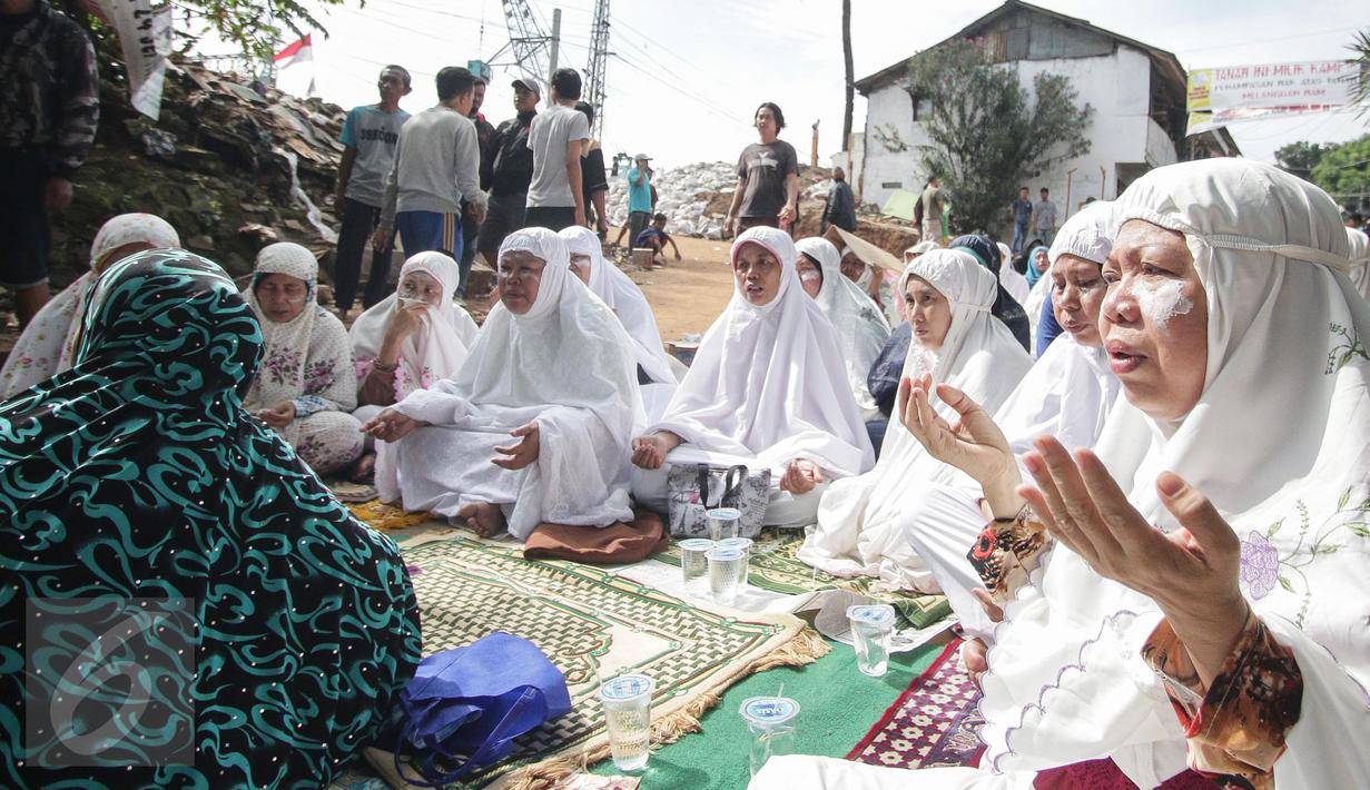 Suasana saat warga manggarai berdoa di lokasi, RT 1 RW 12, Jl Saharjo, Manggarai, Jakarta, Rabu (26/4). Sampai saat ini penggusuran belum dilakukan karena pertemuan pertama tidak menghasilkan kesepakatan. (Liputan6.com/Faizal Fanani)