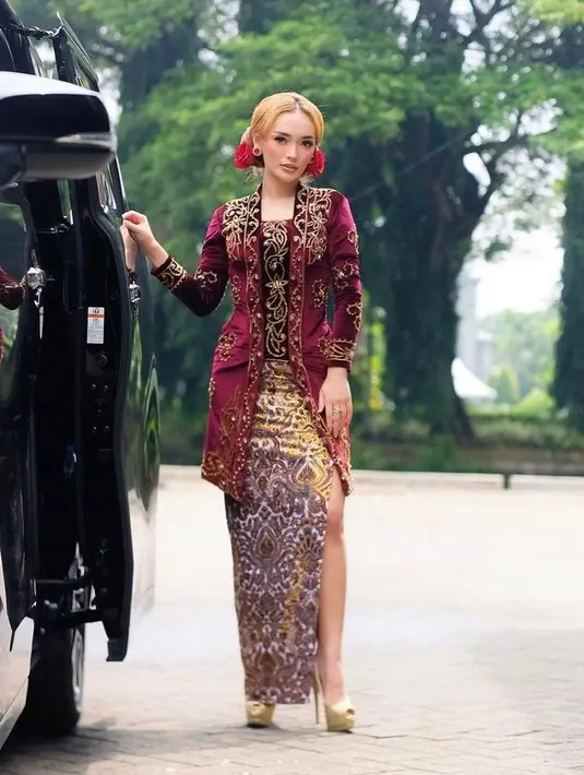 Zaskia Gotik juga memamerkan kaki jenjangnya dalam balutan kebaya belahan tinggi seperti ini. (Instagram/zaskia_gotix).
