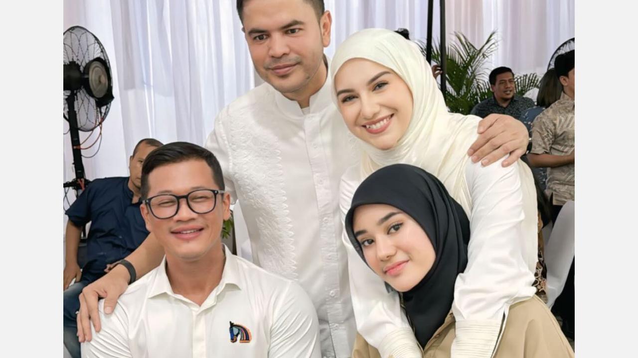 Irish Bella dan Haldy Sabri Datang ke Sebuah Acara, Tampak Bahagia - Air Rumi Tertawa Lepas Sambil Tiduran ke Ayah Sambung