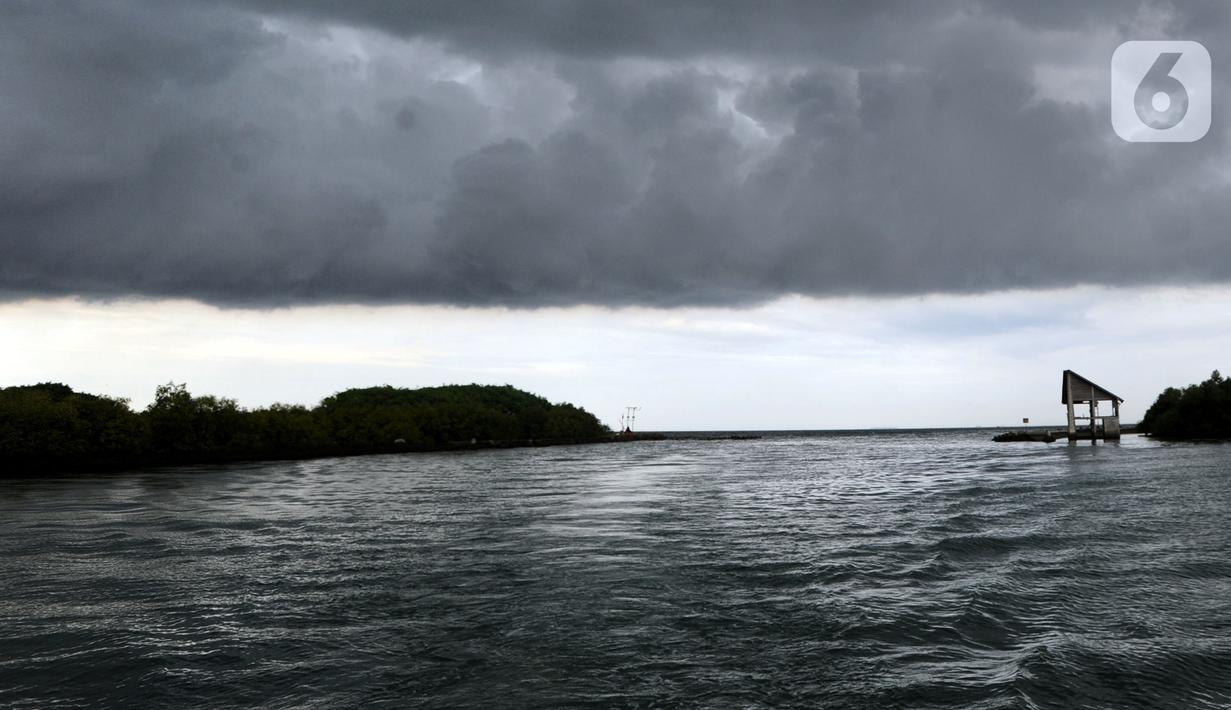 Awan cumulonimbus menyelimuti perairan Teluk Jakarta, Minggu (10/1/2021). Sejak beberapa hari terakhir, perairan Teluk Jakarta diselimuti cuaca ekstrem yang berbahaya bagi pelayaran dan penerbangan. (merdeka.com/Arie Basuki)