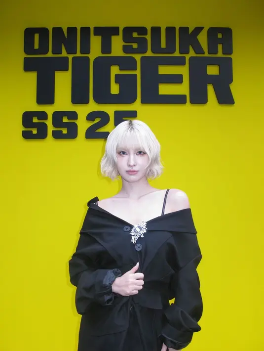 Hadiri event yang sama, Momo Twice tampil dengan dress hitam model off shoulder siluet blazer. Ditambah dengan aksesori bross silver berpermata hitam. Rambut pendek dibuat wavy warna blonde. [@momo].