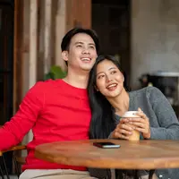 7 Tanda Pernikahan Bahagia Meski Jarang Posting di Medsos./Copyright depositphotos.com/bongkarngraphic