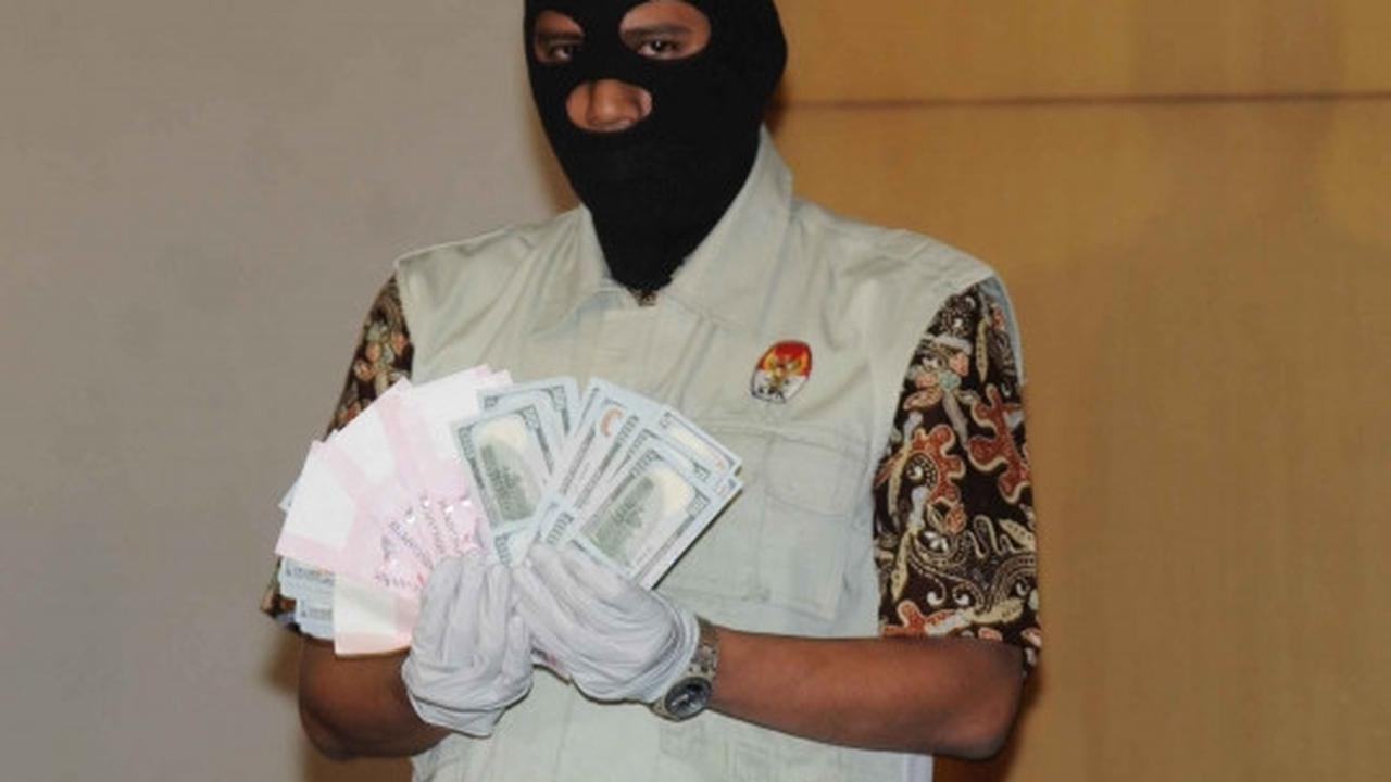 KPK tunjukkan ribuan dolar hasil OTT ketua PTUN Medan