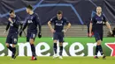 Pemain Tottenham Hotspur tampak lesu usai ditaklukkan RB Leipzig pada laga liga Champions di Red Bull Arena, Selasa (10/3/2020). RB Leipzig menang dengan skor 3-0. (AP/Michael Sohn)