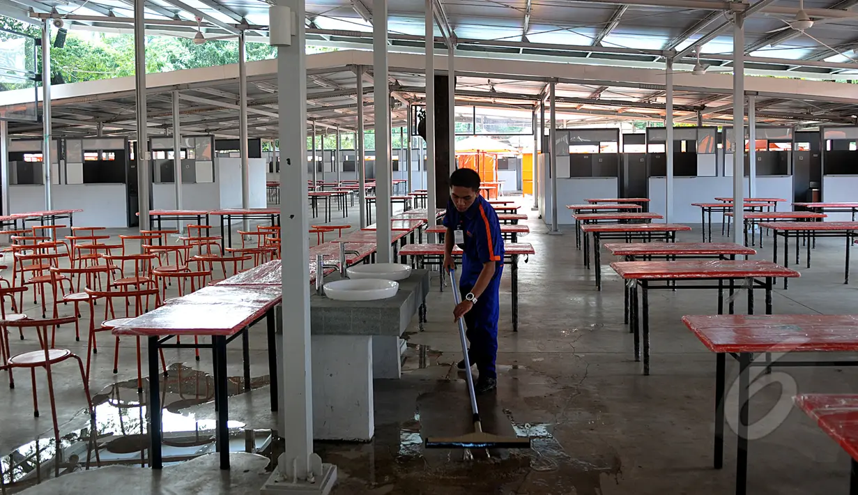 Seorang petugas tampak membersihkan area kios dari genangan air, Jakarta, Kamis (9/4/2015). Pemda DKI Jakarta telah menyeleksi 339 PKL yang akan menempati kios tersebut. (Liputan6.com/Johan Tallo)