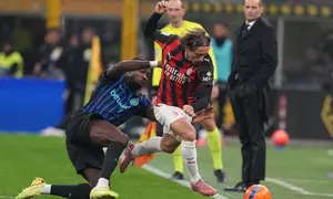 Marcus Thuram dari Inter Milan melakukan tekel terhadap Luka Modric dalam laga Serie A melawan AC Milan di Milan, Italia, Minggu, 23 November 2025. (AP Photo/Antonio Calanni)