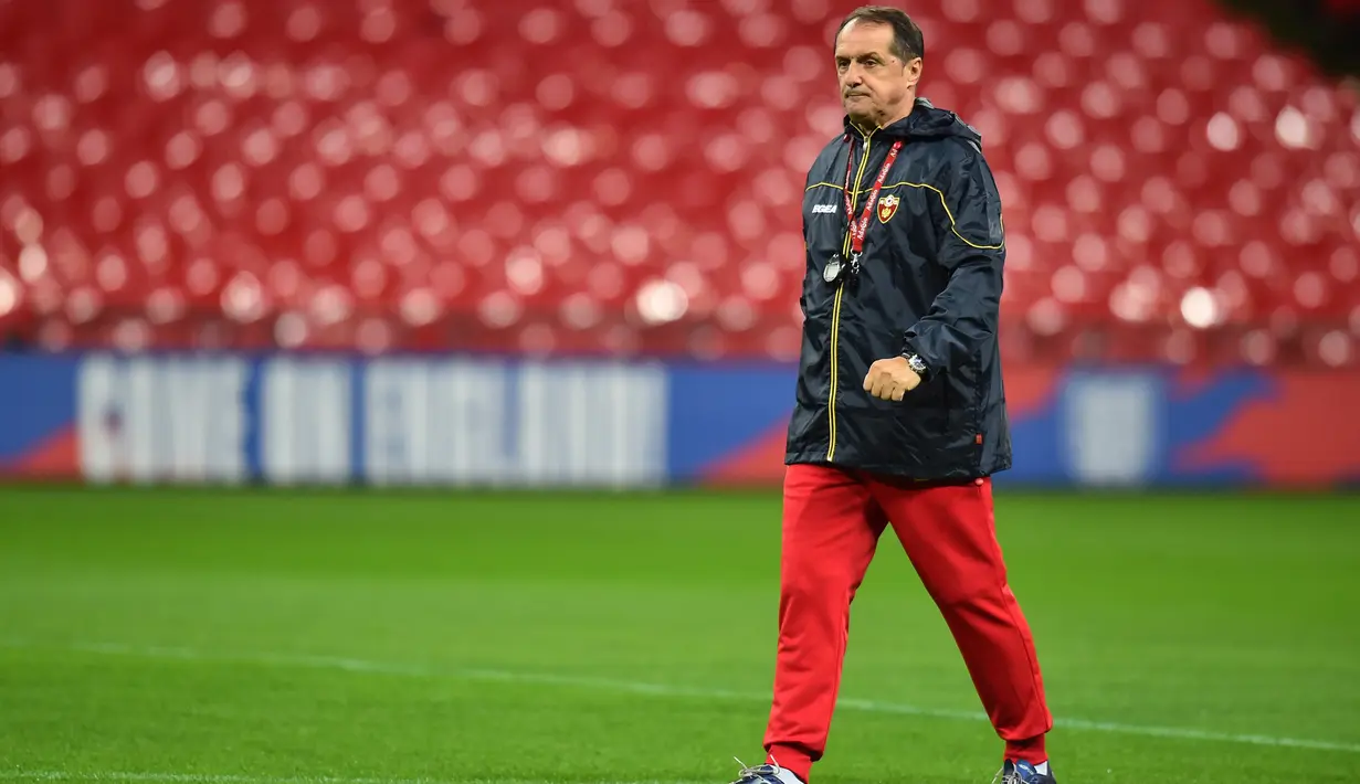 Pelatih Montenegro Faruk Hadžibegić berjalan menghadiri sesi latihan tim di Stadion Wembley, London (13/11/2019). Montenegro akan bertanding melawan Inggris pada Grup A Kualifikasi Piala Eropa 2020 di Wembley pada 15 November 2019. (AFP Photo/Glyn Kirk)