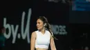 Wulan Guritno saat bermain tenis. Ia memilih outfit tenis serba putih. [Foto: Instagram/wulanguritno]