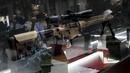 Tercermin dalam kaca, seorang pengunjung memotret senapan T10 LP yang dipajang di Pameran Internasional Pertahanan dan Keamanan LAAD 2023. (AP Photo/Bruna Prado)