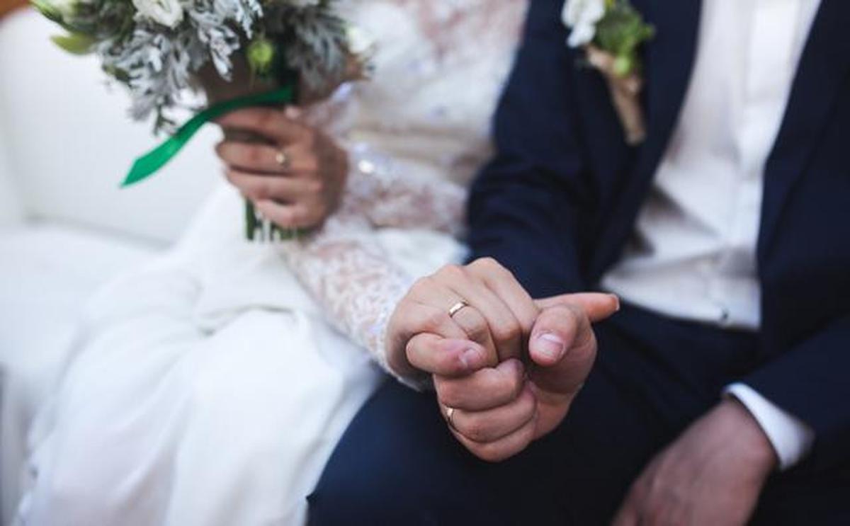 Wanita Ini Ungkap Dugaan Pernikahan Ibu dengan Pamannya Demi Warisan