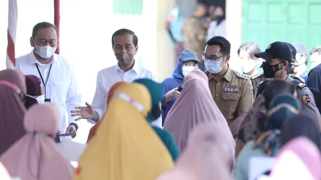 Ridwan Kamil bersama Presiden Bagikan Bantuan BLT dan Bantuan Modal Usaha kepada Pedagang Pasar di Cirebon