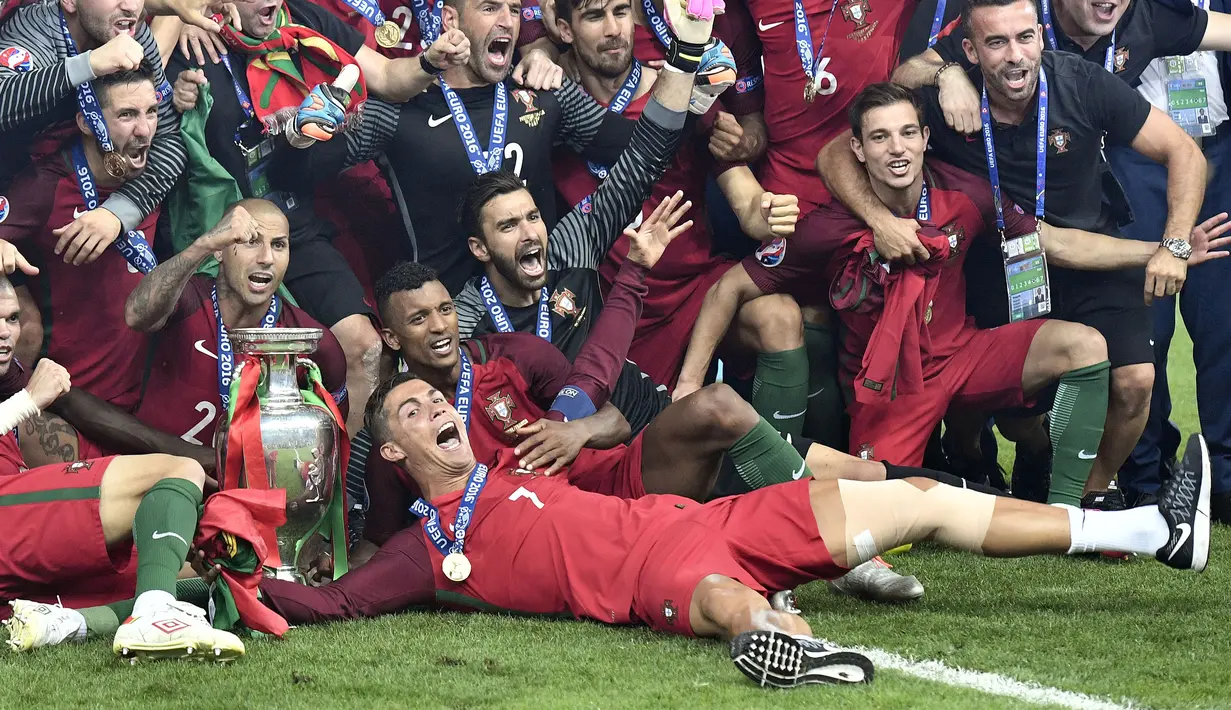 Pemain Timnas Portugal, Cristiano Ronaldo (tengah) merayakan kemenangan bersama timnya dalam laga final Euro 2016 melawan Prancis di Stade de France, Saint-Denis, Paris, 10 Juli 2016. (AP Photo/Martin Meissner)