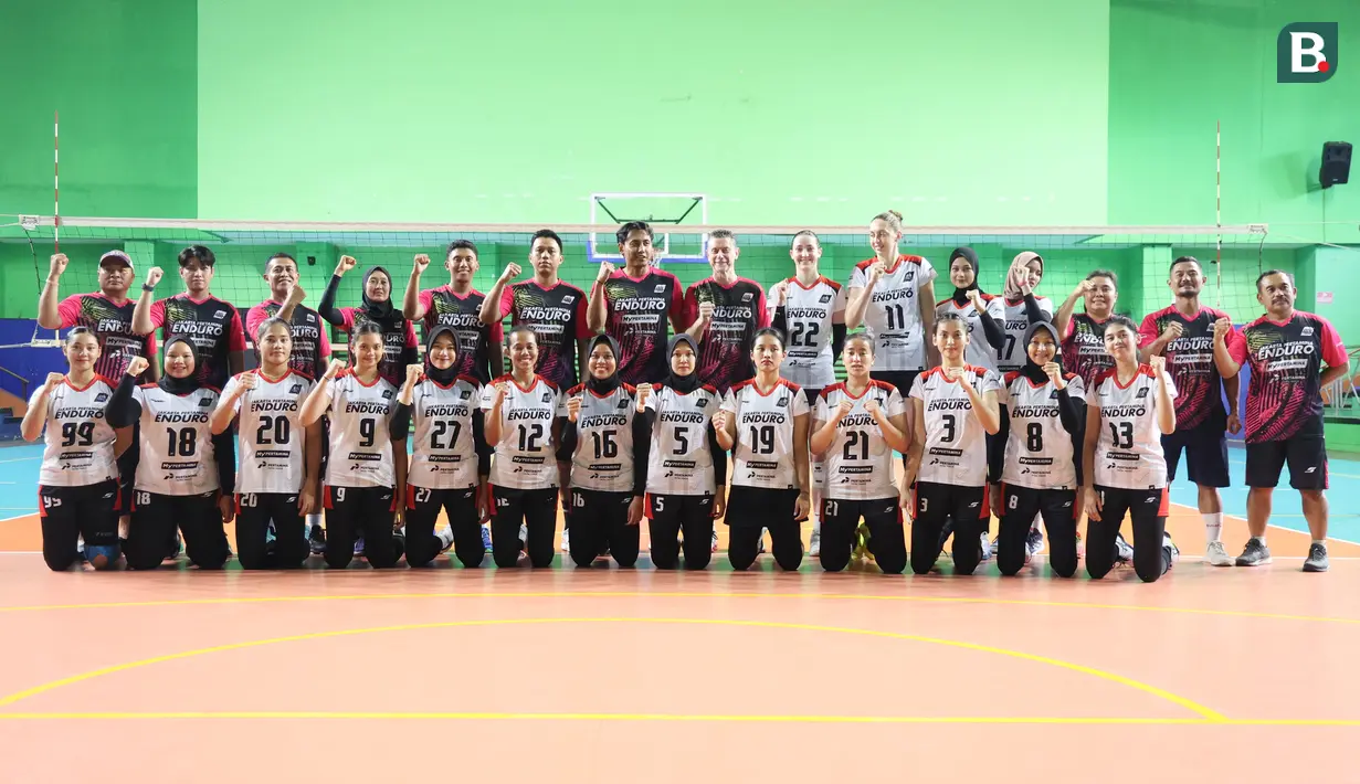 Tim Jakarta Pertamina Enduro latihan jelang laga pembuka PLN Mobile Proliga 2025 di GOR Bulungan, Jakarta Selatan pada Selasa (31/12/2024). (Bola.com/Abdul Aziz)