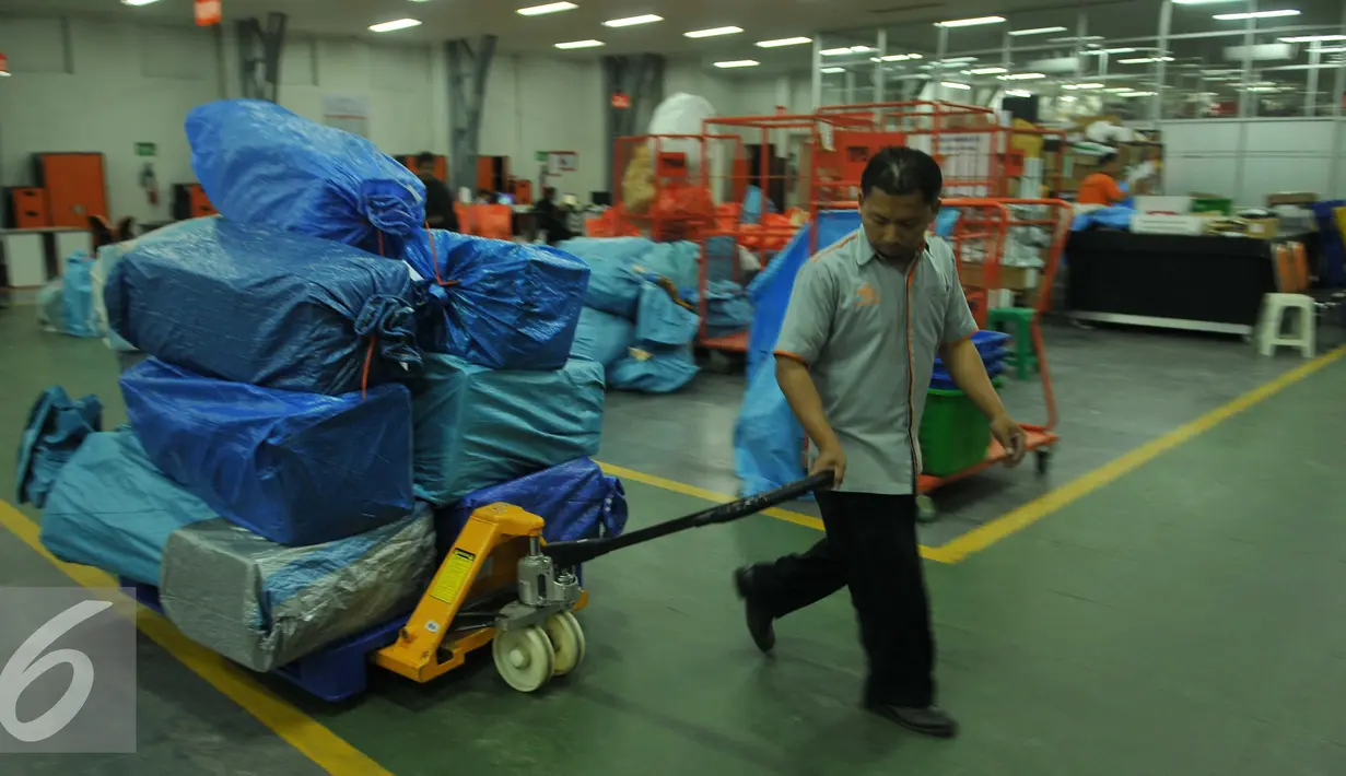 Petugas membawa paket kiriman di Kantor Pos Pusat, Jakarta, Senin (27/6). Pengiriman dan penerimaan paket pos di kantor pos tersebut meningkat hingga 30 persen dibandingkan hari biasa. (Liputan6.com/Gempur M Surya)