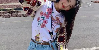 Joy Red Velvet menjadi salah satu idol yang begitu dikagumi oleh banyak orang. Lewat akun Instagramnya, idol kelahiran 3 September 1996 ini kerap tampil dengan outfit berbahan denim yang simpel, tapi tetap stylish. Berikut gayanya yang bisa kamu tiru. (Instagram_imyour_joy).