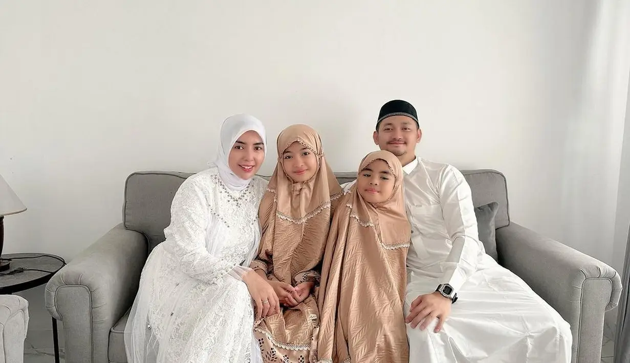 Tidak hanya bersama istri barunya, tapi juga dua anak perempuan yang merupakan anak-anak dari istri dari pernikahan sebelumnya. [Instagram/anggawijaya88]