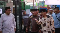 Walikota Depok, KH Mohammad Idris (tengah) dan Ketua Yayasan Ar Royyan Kalimulya, Ustadz Rafi Muzzani (kanan) saat menghadiri acara milad ke-5 Ar Royyan. (Dok. Ar Royyan)