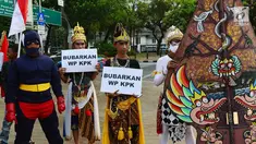 Massa berkostum wayang orang menggelar aksi di depan Istana, Jakarta, Jumat (13/9/2019). Dalam aksinya, mereka mendukung Presiden Jokowi dan DPR RI merevisi Undang-Undang KPK dalam rangka memperkuat langkah pemberantasan korupsi. (Liputan6.com/Johan Tallo)