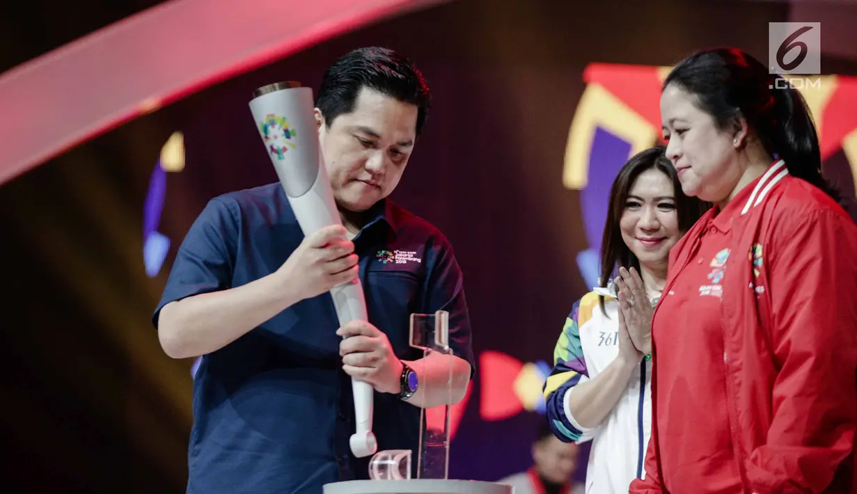 Ketua Pelaksana INASGOC Erick Thohir (kiri), Menko PMK Puan Maharani dan Susi Susanti saat peluncuran Torch Asian Games dalam Konser 100 Hari Menuju Asian Games 2018 di Studio 6 Emtek, Jakarta, Kamis (10/5). (Liputan6.com/Faizal Fanani)