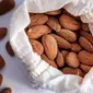 Rekomendasi bahan alami terakhir adalah Kacang Almond (Foto: Unsplash.com/Nacho Fernández)