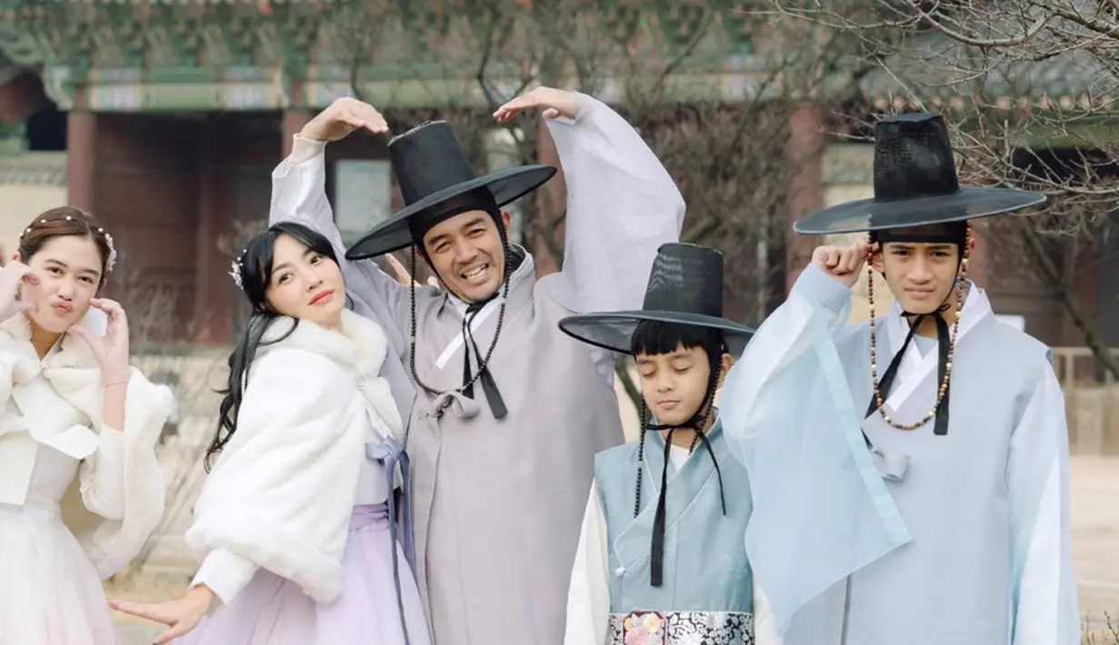 Selalu tampil kompak, bersama keluarga kecilnya, Edo Borne jalani pemotretan dengan busana khas Korea Selatan. Terlihat bak keluarga bangsawan, dalam pemotretannya ini sosok putrinya dari Edo Borne menuai banyak pujian dari netizen. (Liputan6.com/IG/@hestipurwadinata)