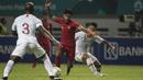 Gelandang Timnas Indonesia, Stefano Lilipaly, berusaha mengontrol bola saat melawan Hongkong pada laga persahabatan di Stadion Wibawa Mukti, Jakarta, Selasa (16/10). Kedua negara bermain imbang 1-1. (Bola.com/Vitalis Yogi Trisna)