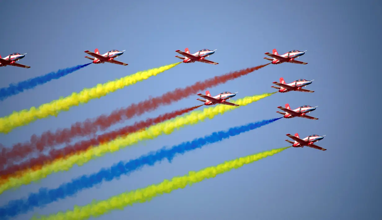 Tim Demonstrasi Udara Falcon Merah tampil dalam perayaan HUT ke-70 Angkatan Udara Tentara Pembebasan Rakyat di Changchun, Provinsi Jilin, Kamis (17/10/2019). Acara ini berlangsung selama lima hari. (STR/AFP)