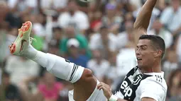 Aksi Cristiano Ronaldo saat pertandingan persahabatan antara Juventus A dan tim B di Villar Perosa, Italia utara, (12/8). Ronaldo mencetak gol usai menerima umpan panjang yang dilepaskan Federico Bernardeschi. (AFP Photo/Isabella Bonotto)