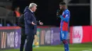 Manajer tim Crystal Palace, Roy Hodgson (kiri) memberi instruksi kepada striker Wilfried Zaha dalam laga lanjutan Liga Inggris 2020/21 pekan ke-17 melawan Sheffield United di Selhurst Park, Sabtu (2/1/2021). Crystal Palace menang 2-0 atas Sheffield United. (AFP/John Walton/Pool)