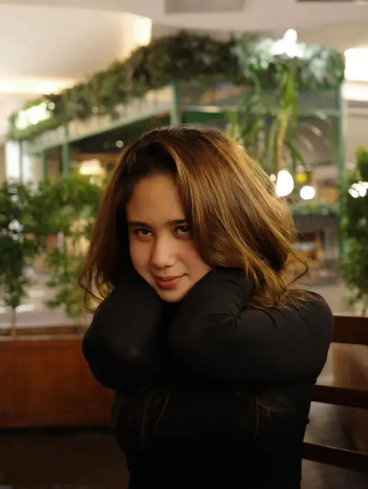 Melalui caption di unggahannya, Tissa menulis, “no effect no makeup, just me.” Ungkapan ini semakin mempertegas bahwa ia tidak bergantung pada riasan untuk terlihat cantik, membuat para penggemar semakin kagum. (Liputan6.com/IG/@tissabiani)