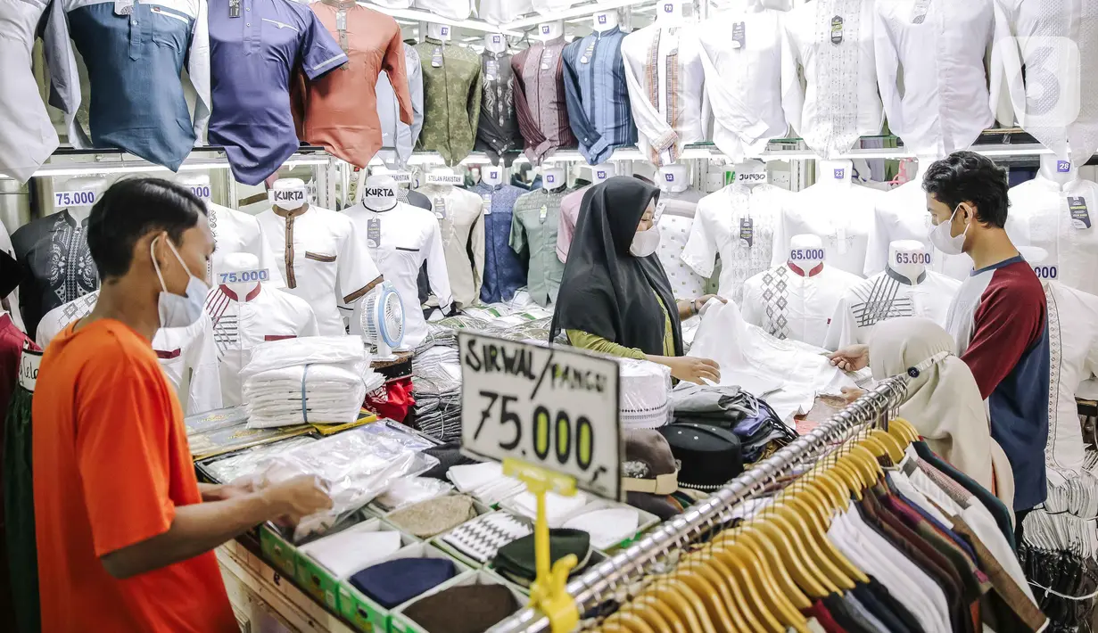 Pedagang melayani pembeli di Pasar Tanah Abang, Jakarta, Minggu (10/10/2021). Dilonggarkannya kebijakan PPKM di Jakarta membuat aktivitas perdagangan di Pasar Tanah Abang kembali bangkit. (Liputan6.com/Faizal Fanani)