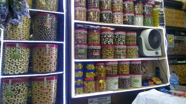 Sejumlah penjual kue kering di Pasar Jatinegara Jakarta Timur keluhkan berkurangnya jumlah pembeli menjelang bulan suci Ramadan.