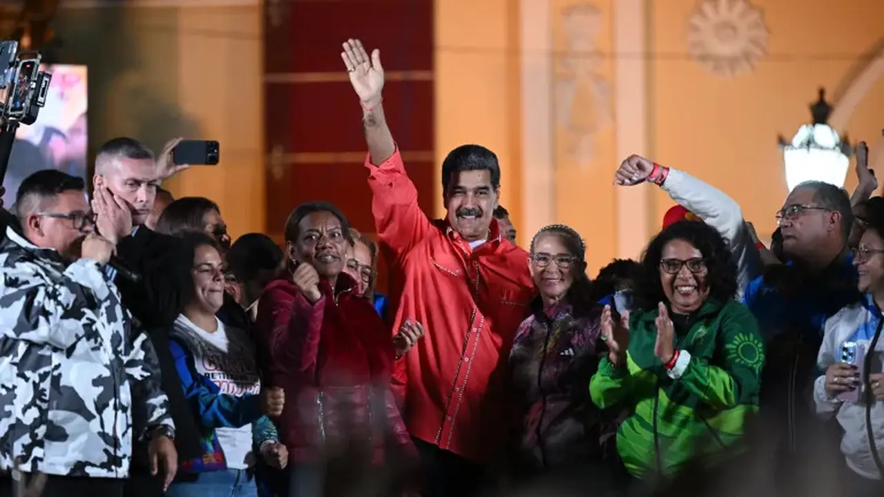 Presiden Venezuela Nicolas Maduro (tengah) melambaikan tangan kepada para pendukungnya di Bolivar square, Caracas, Venezuela. [Federico Parra/AFP]
