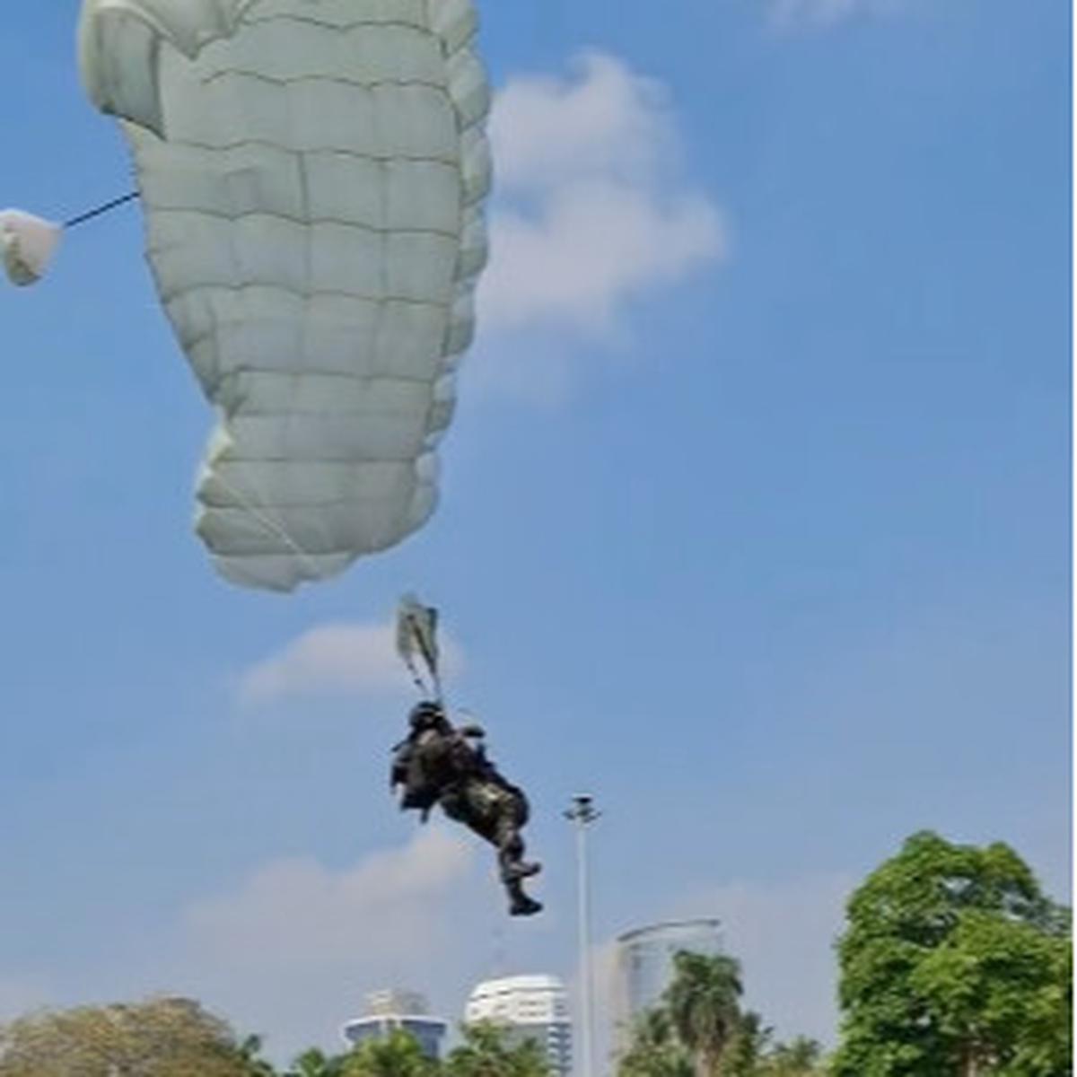 Prajurit Penerjun Payung Nyungsep Nabrak Barak Persiapan HUT TNI